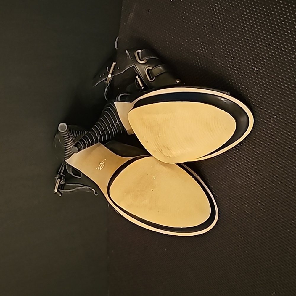 B. Makowsky Black Leather Shoes - Picture 4 of 5